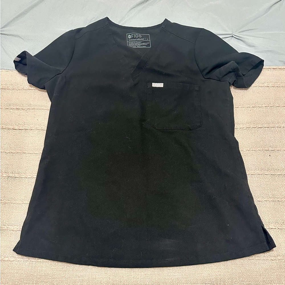 FIGS Women’s Catarina Scrub Top - Black